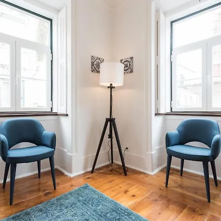 Sunlit Two-bedroom Retreat In * ליסבון