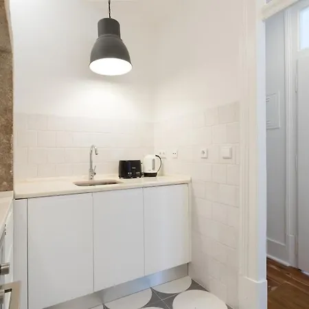 Sunlit Two-bedroom Retreat In * Lisbon